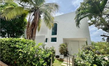 CASA EN EXCLUSIVO CONJUNTO CERRADO FRENTE AL MAR