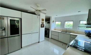 CASA EN EXCLUSIVO CONJUNTO CERRADO FRENTE AL MAR