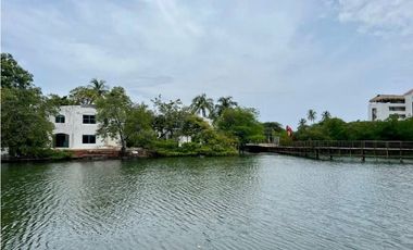 CASA EN EXCLUSIVO CONJUNTO CERRADO FRENTE AL MAR