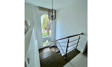 CASA EN EXCLUSIVO CONJUNTO CERRADO FRENTE AL MAR