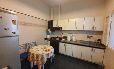 En venta casa zona parque , tres dormitorios, cochera !