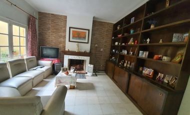 En venta casa zona parque , tres dormitorios, cochera !