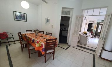 En venta casa zona parque , tres dormitorios, cochera !