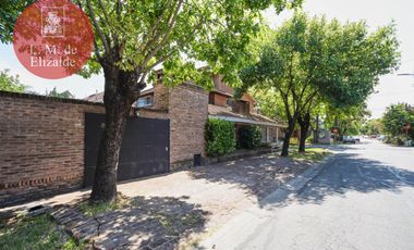 Julian Navarro y Hudson - Casa en Venta c/jardin y pileta - Beccar