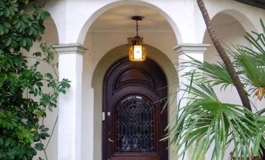 Residencia de estilo a 2 cuadras de Libertador, excelente ubicacion