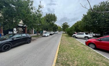 Amplio Galpón en Avenida Principal