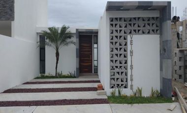 Casa en  Casa en venta de un nivel con diseño minimalista y vanguardista en Fracc Lomas de la Rioja