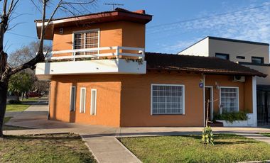 MUY LINDA CASA DE 4 AMB. EN TEMPERLEY E.