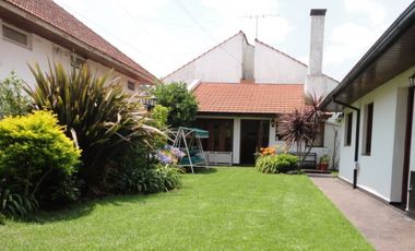 Chalet 2 plantas Los troncos / Guemes