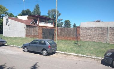 Casa Quinta Sobre Lote de 15.00m x 32.00m, Dos Plantas, 4 Habitaciones más quincho y pileta. Virrey del Pino, Barrio Cerrado.