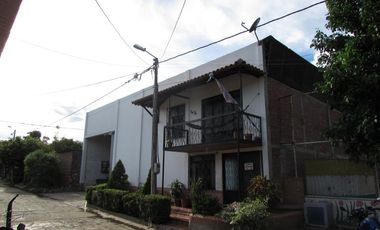 casa en venta en la alejandra. Cod V16997