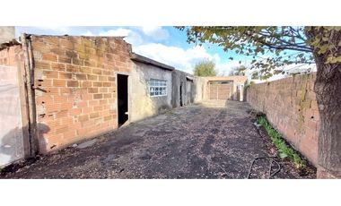 Se vende lote en excelente ubicación con una construcción a terminar.