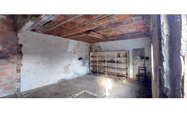 Se vende lote en excelente ubicación con una construcción a terminar.