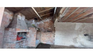 Se vende lote en excelente ubicación con una construcción a terminar.