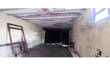 Se vende lote en excelente ubicación con una construcción a terminar.