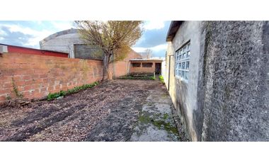 Se vende lote en excelente ubicación con una construcción a terminar.