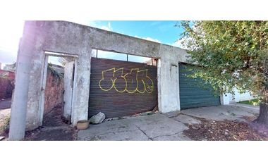 Se vende lote en excelente ubicación con una construcción a terminar.