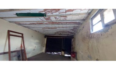 Se vende lote en excelente ubicación con una construcción a terminar.