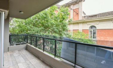 VENTA DEPARTAMENTO Semipiso 2 dormitorios con cochera. Balcon y patio. Amenities - Jujuy 1600