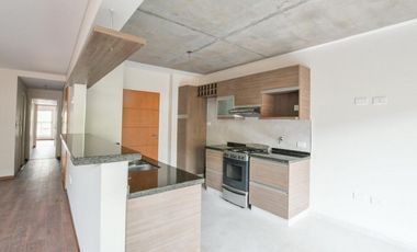 VENTA DEPARTAMENTO Semipiso 2 dormitorios con cochera. Balcon y patio. Amenities - Jujuy 1600