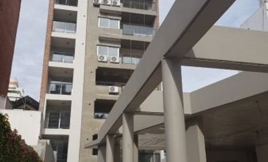 VENTA DEPARTAMENTO Semipiso 2 dormitorios con cochera. Balcon y patio. Amenities - Jujuy 1600