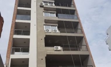 VENTA DEPARTAMENTO Semipiso 2 dormitorios con cochera. Balcon y patio. Amenities - Jujuy 1600
