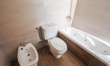 VENTA DEPARTAMENTO Semipiso 2 dormitorios con cochera. Balcon y patio. Amenities - Jujuy 1600