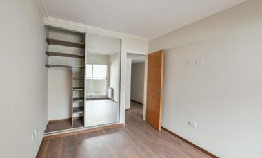 VENTA DEPARTAMENTO Semipiso 2 dormitorios con cochera. Balcon y patio. Amenities - Jujuy 1600