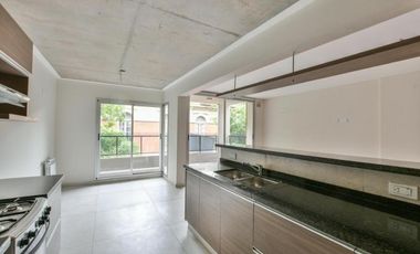 VENTA DEPARTAMENTO Semipiso 2 dormitorios con cochera. Balcon y patio. Amenities - Jujuy 1600