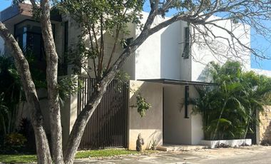 Casa en renta en privada Chaactun, Zona Country, Mérida, Yucatán.