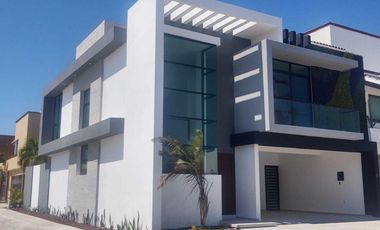 VENTA DE CASA EN ESQUINA CON ALBERCA FRACC. LOMAS RESIDENCIAL ALVARADO VERACRUZ