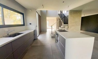 VENTA CASA 2 PLANTAS TIPAS NORDELTA PISCINA PARRIL