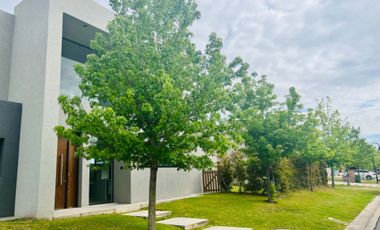 VENTA CASA 2 PLANTAS TIPAS NORDELTA PISCINA PARRIL