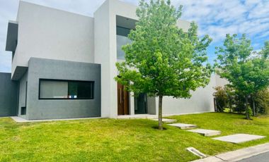 VENTA CASA 2 PLANTAS TIPAS NORDELTA PISCINA PARRIL