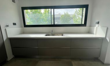 VENTA CASA 2 PLANTAS TIPAS NORDELTA PISCINA PARRIL