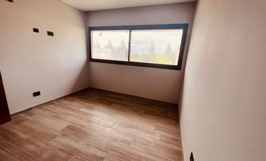 VENTA CASA 2 PLANTAS TIPAS NORDELTA PISCINA PARRIL