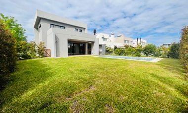 VENTA CASA 2 PLANTAS TIPAS NORDELTA PISCINA PARRIL