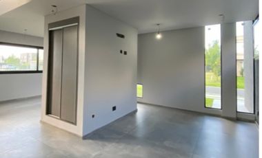 VENTA CASA 2 PLANTAS TIPAS NORDELTA PISCINA PARRIL