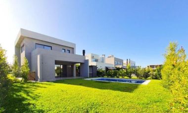 VENTA CASA 2 PLANTAS TIPAS NORDELTA PISCINA PARRIL