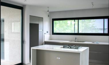 VENTA CASA 2 PLANTAS TIPAS NORDELTA PISCINA PARRIL