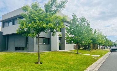 VENTA CASA 2 PLANTAS TIPAS NORDELTA PISCINA PARRIL