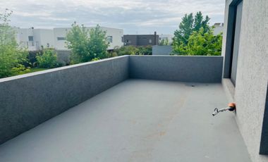 VENTA CASA 2 PLANTAS TIPAS NORDELTA PISCINA PARRIL