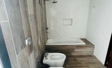 VENTA CASA 2 PLANTAS TIPAS NORDELTA PISCINA PARRIL