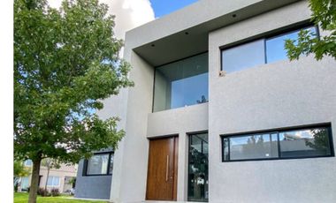 VENTA CASA 2 PLANTAS TIPAS NORDELTA PISCINA PARRIL