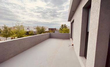 VENTA CASA 2 PLANTAS TIPAS NORDELTA PISCINA PARRIL