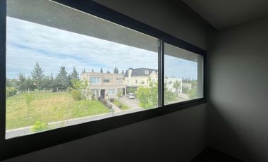 VENTA CASA 2 PLANTAS TIPAS NORDELTA PISCINA PARRIL