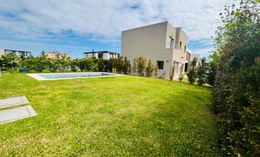 VENTA CASA 2 PLANTAS TIPAS NORDELTA PISCINA PARRIL