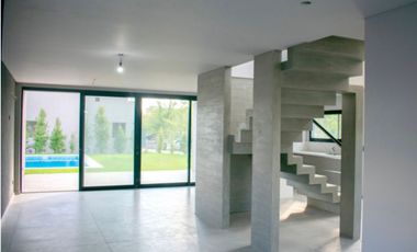 VENTA CASA 2 PLANTAS TIPAS NORDELTA PISCINA PARRIL