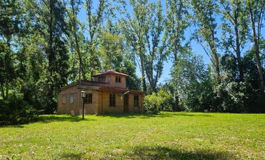 Casa con terreno arbolado en Villa Loguercio