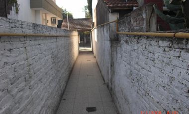 PROPIEDAD MULTIFAMILIAR AL FONDO CON ENTRADA DE AUTO